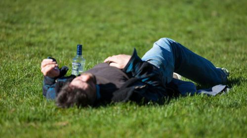 Científicos desmienten la eficacia de los refrescos anunciados para combatir la resaca y alertan sobre sus riesgos