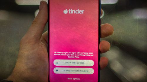 ¿Qué supone suplantar la identidad de un amigo en Tinder?